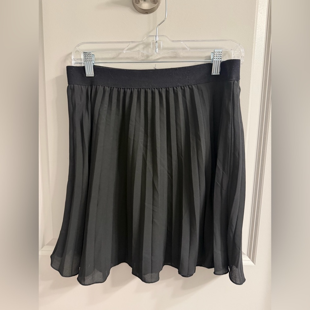 Donating soon- FRANCESCA’S Pleated Skirt